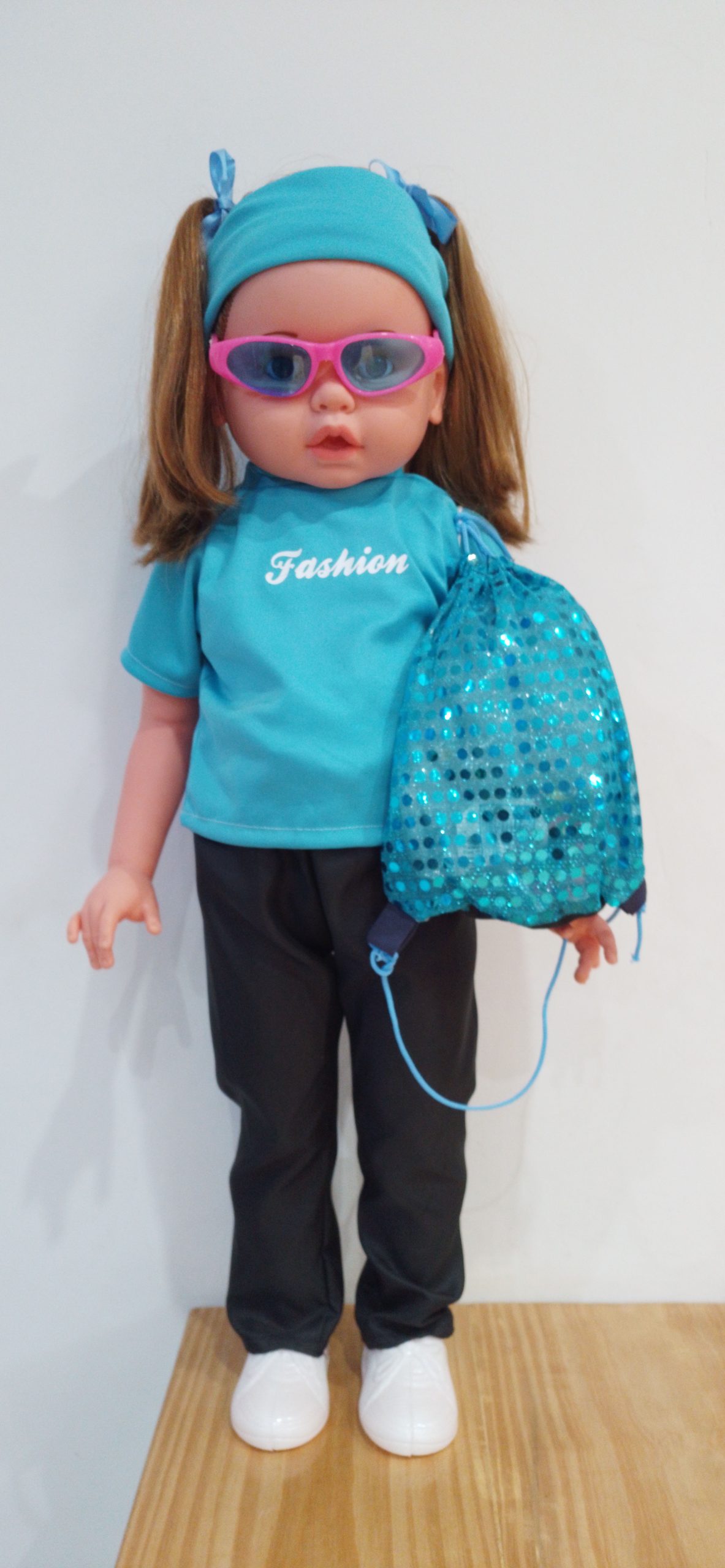 Julieta Fashion con anteojos de sol (835)